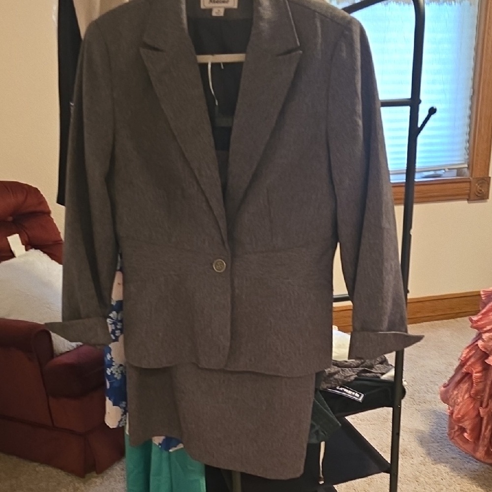 Vintage Gray Blazer and Skirt Set. Like New And Fully Lined
